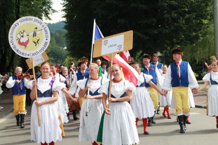Barwny korowód z okazji TKB przeszedł przez Wisłę
